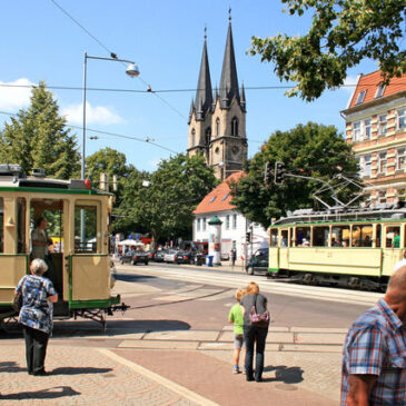 Sonderverkehr mit historischen Straßenbahnen heute zum Sudenburger Straßenfest