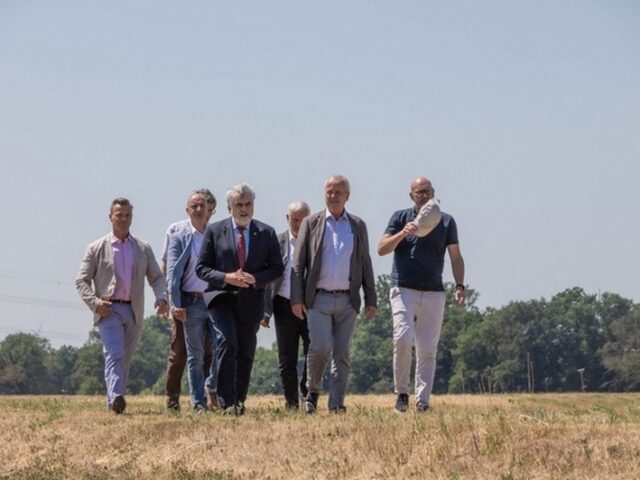 Stark gegen Hochwasser und für die Natur: Willingmann weiht neuen Deich bei Retzau ein