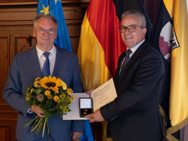 Ministerpräsident Haseloff überreichte Ehrennadel an Landrat Ziche in Magdeburg