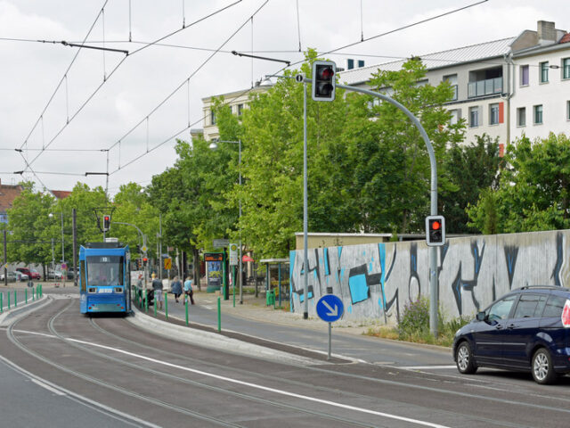 Einfach und sicher ein- und aussteigen: MVB bedient die barrierefrei umgebaute Haltestelle Thiemstraße