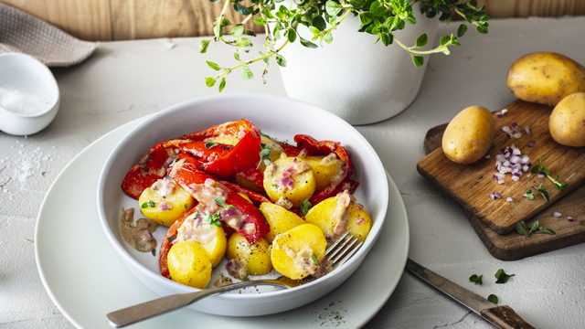 Picknick-Klassiker: Kartoffelsalat! Rezept für erfrischenden Kartoffel-Paprika-Salat