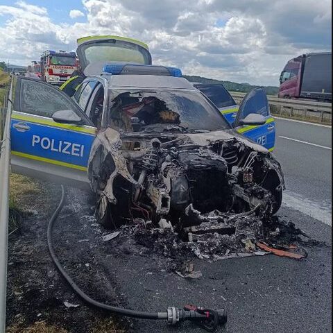 Funkstreifenwagen brennt auf der BAB 36