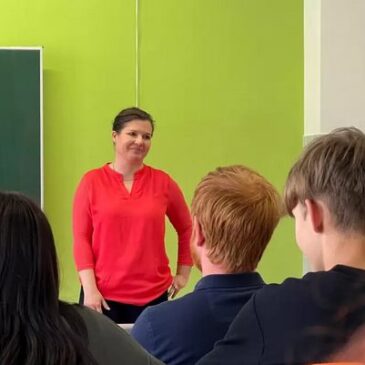Schulstunde mit Justizministerin: Franziska Weidinger spricht mit Jugendlichen über Recht, Gerechtigkeit und Justizberufe