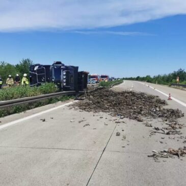 Umgekippter Schrott-LKW versperrt A 14