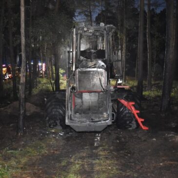 Forstwirtschaftliche Arbeitsmaschine brennt im Wald ab