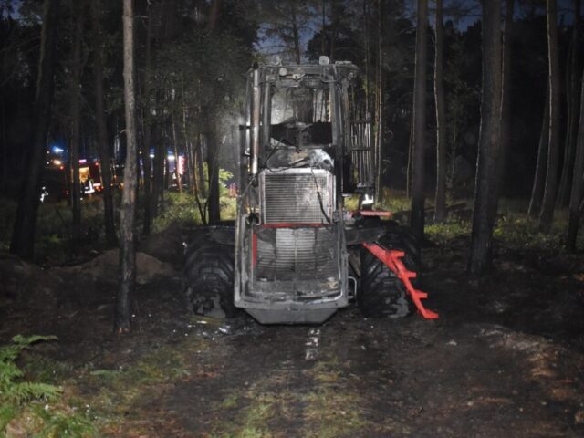 Forstwirtschaftliche Arbeitsmaschine brennt im Wald ab