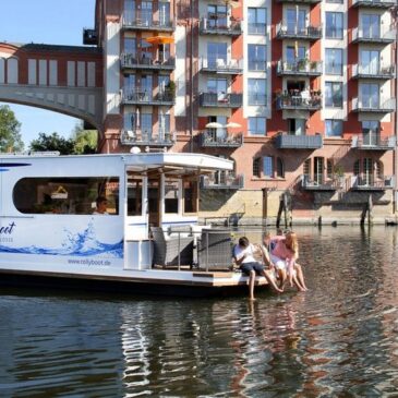 In Brandenburg an der Havel spielt sich das Leben auf, am und im Wasser ab