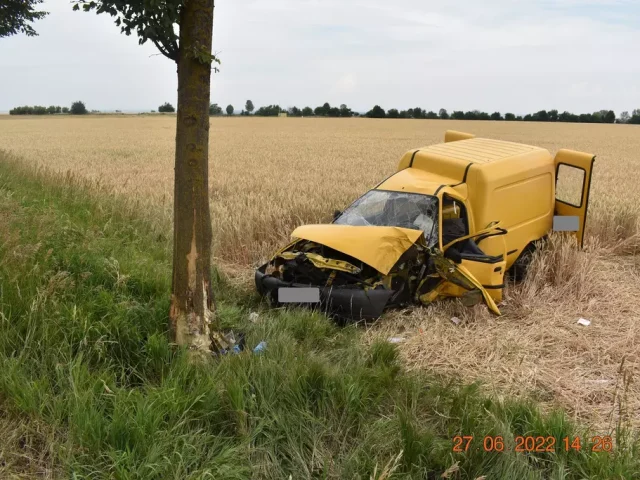 61-Jähriger Autofahrer prallt gegen Baum und wird schwer verletzt