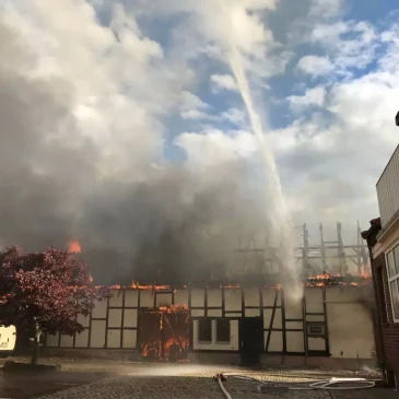 Gebäude brennt in Neinstedt: 700.000 Euro Schaden und ein verletzter Feuerwehrmann