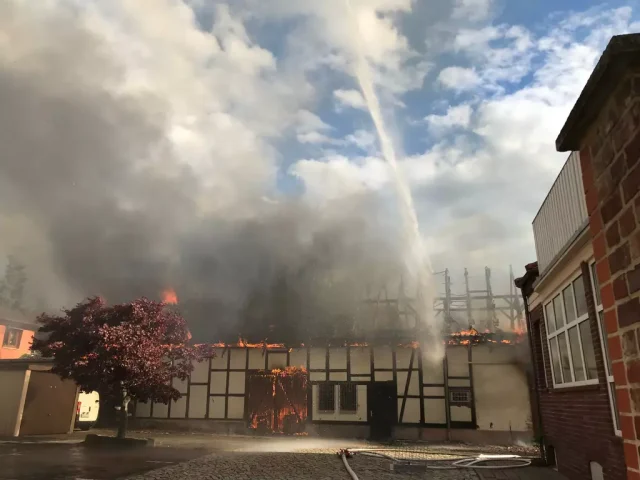 Gebäude brennt in Neinstedt: 700.000 Euro Schaden und ein verletzter Feuerwehrmann