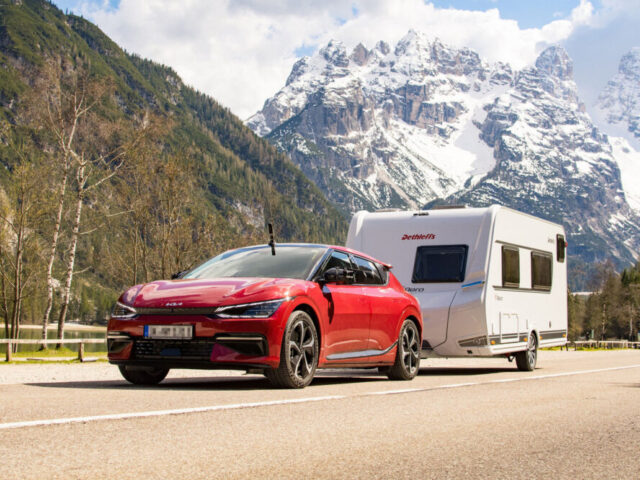 Mit Elektroauto und Wohnwagen in den Urlaub / ADAC Testfahrt durch Österreich, Italien und Slowenien: Kia besticht mit guter Zugleistung / Laden wird zum Abenteuer