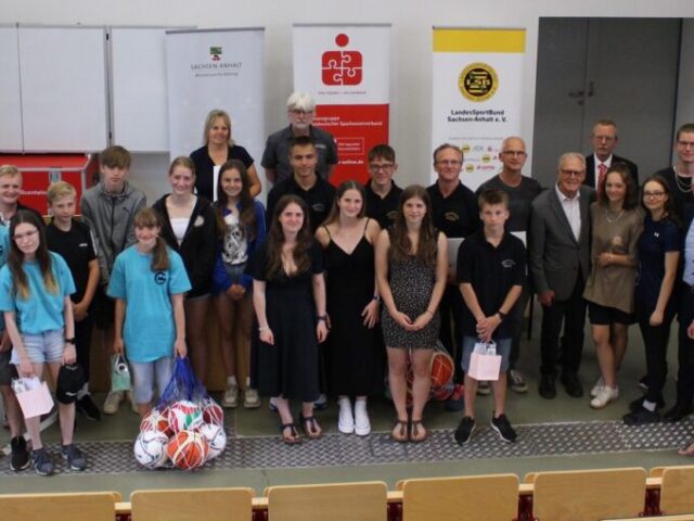 Bildungsstaatssekretär Frank Diesener ehrt Siegerschulen des Sparkassen-Sportabzeichen-wettbewerbs 2021