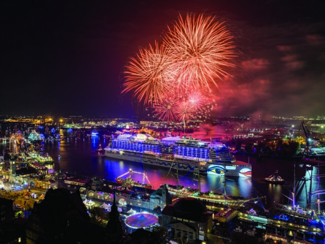 Höhepunkt zum 833. HAFENGEBURTSTAG HAMBURG: Ein Lichtermeer für AIDAprima