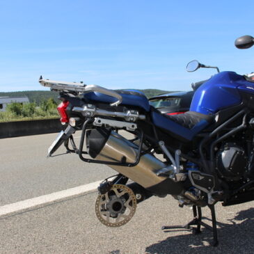 A4: Motorrad verliert Hinterrad