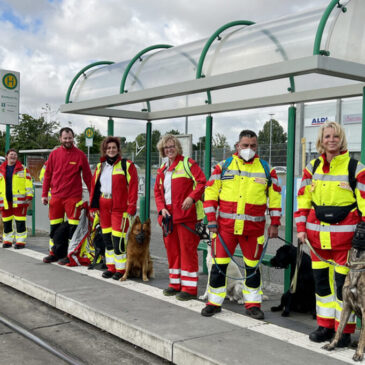 Rot-gelbe Einsatzkluft und Vierbeiner in der Linie 9: ASB-Rettungshunde trainieren in der Straßenbahn und werden zeitgleich Ersthelfer