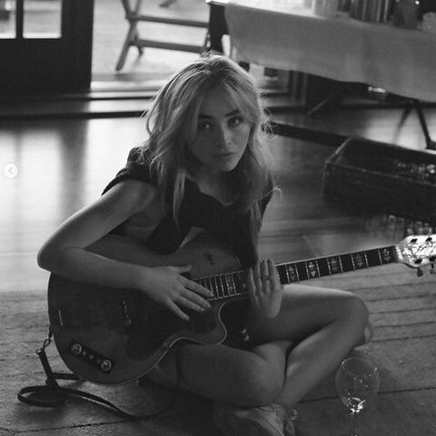 Sabrina Carpenter veröffentlicht ihre neue Single “Vicious”