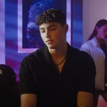In seinem Song „Boys Don’t Cry“ setzt sich Oliver Cronin mit fragwürdigen maskulinen Stereotypen auseinander