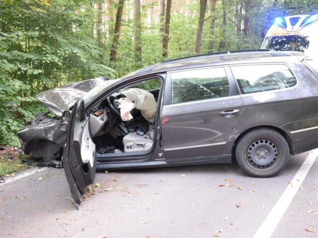 Heute auf der K1148: 34-Jährige fährt gegen Baum und wird schwer verletzt