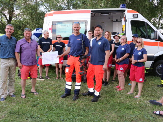 Schönebeck (Elbe): Spendenscheck für Wasserwacht