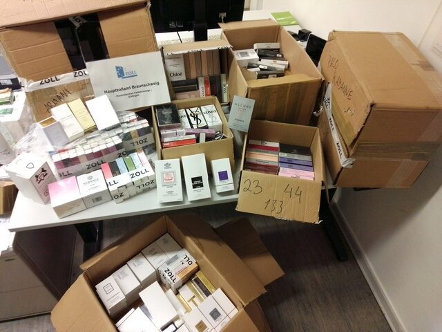 Zoll kontrolliert auf der BAB2 und stößt auf kistenweise gefälschtes Parfüm