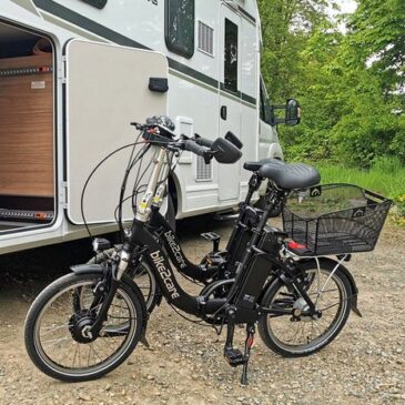 Radelspaß im Wohnmobil-Urlaub: E-Falträder steigern die Mobilität von Campingfans