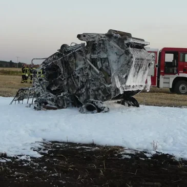 Strohpresse brennt auf Feld ab