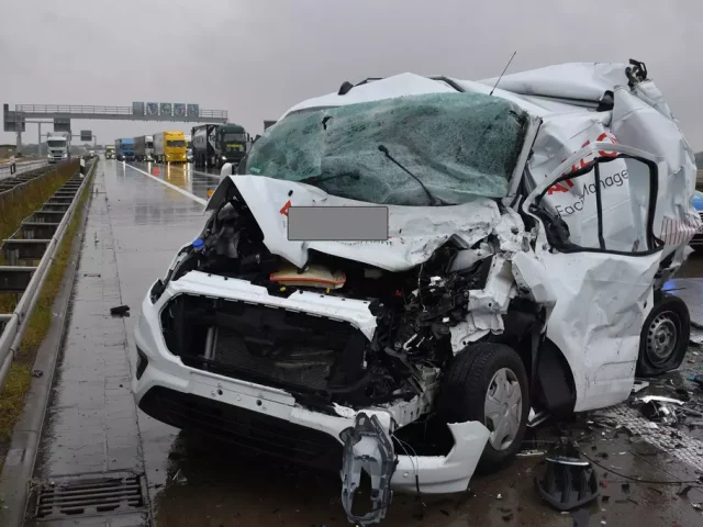 Heute auf der BAB2: LKW-Fahrer übersieht Stauende / 33-Jähriger aus dem Bördekreis schwer verletzt