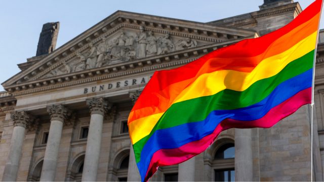 Bundesrat hisst erstmals Regenbogenflagge zum Christopher Street Day