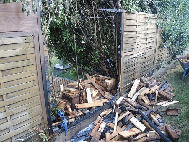 Unbekannte Täter zünden Zaun an