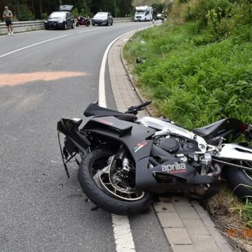 Motorrad prallt frontal in Auto: Biker schwer verletzt