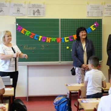 Bildungsministerin Feußner besucht zum Schuljahresbeginn Grundschule in Magdeburg