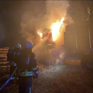 Holzlaster brennt lichterloh