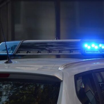 Polizei Niedersachsen bittet um Mithilfe: Öffentlichkeitsfahndung nach Diebstahl einer EC-Karte (Fotos im Text)