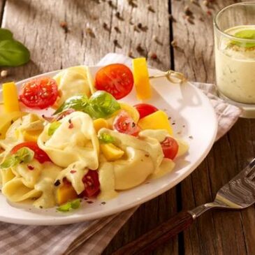 Tortelloni-Mango-Salat: Ein pikant-fruchtiger Nudelsalat mit frischen Tortelloni und köstlicher Mango