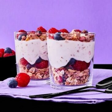 Ein schnelles und einfaches Frühstück mit Müsli, Skyr und frischen Beeren