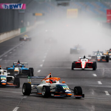 ADAC Formel 4: Nikita Bedrin trotzt Regen und gewinnt auf dem DEKRA Lausitzring