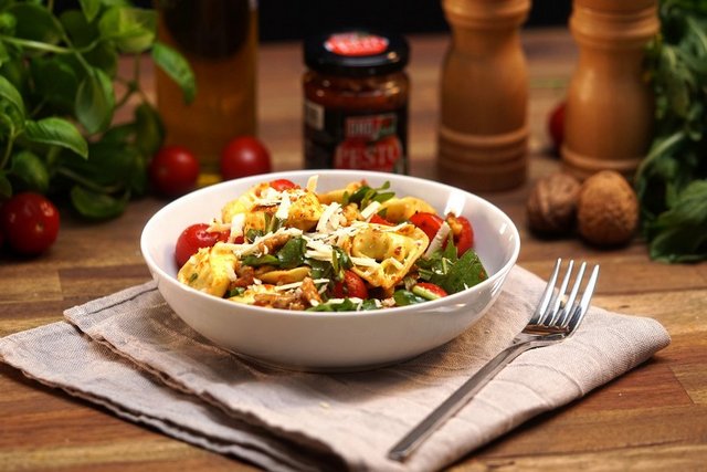 Von Panzanella bis Tortellini-Salat: Leckere Salatideen mit aromatischen Tomaten