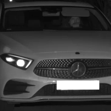 Wer kennt diesen Mann? Polizei-Öffentlichkeits-fahndung: Autodiebe klauen Mercedes in Möser