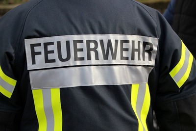 Großbrand auf Magdeburger Betriebsgelände – Feuerwehr hat das Feuer unter Kontrolle gebracht