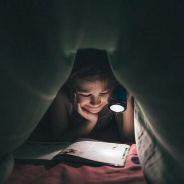 Hätten Sie’s gewusst? Macht Lesen unter der Bettdecke schlechte Augen?