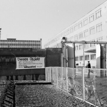Stadtgeschichte: Schlagstockeinsatz und Sicherheitspartnerschaft – die Volkspolizei während der Friedlichen Revolution 1989 in Magdeburg