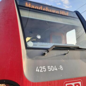 Zeugenaufruf der Bundespolizei: Frontscheibe einer S-Bahn mittels Schotterstein beschädigt