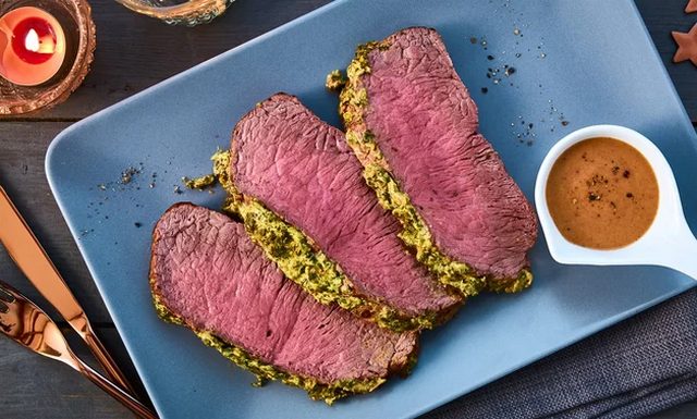 Ein tolles Rezept für ein klassisches Roastbeef mit Kräuter-Senf-Kruste ...