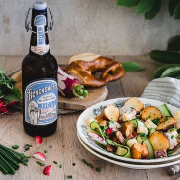 Mit Leichtigkeit genießen:  Bayerischer Brotsalat mit einem kühlen leichten Bier