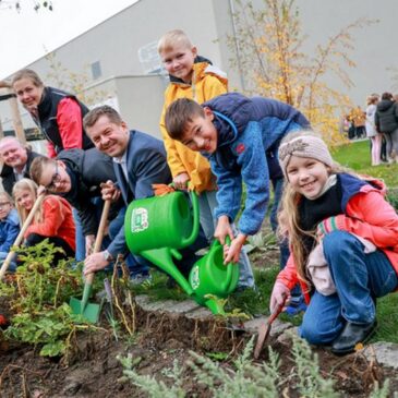 AOK-Schulgarten-Projekt begeistert Groß und Klein: Landwirtschaftsminister lobt Engagement