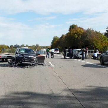 A2/Alleringersleben: Schwerer Verkehrsunfall mit sechs beteiligten Fahrzeugen