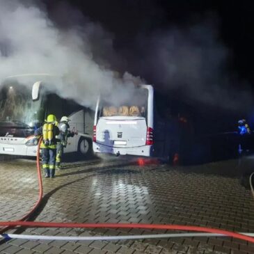 200.000 Euro Schaden: Reisebus brennt in Harsleben