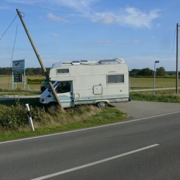 Frau erschreckt sich und fährt mit Wohnmobil gegen Holzmast