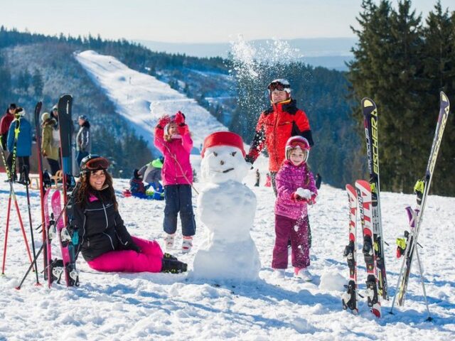 Winterferien im Vogtland: Familienfreundliche Skigebiete in Sachsen