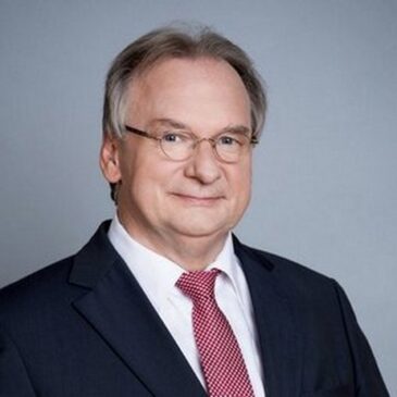 „Große Verdienste um das Schützenwesen und den sozialen Zusammenhalt“ / Ministerpräsident Haseloff überreichte Ehrennadel des Landes an Hartmut Neumann